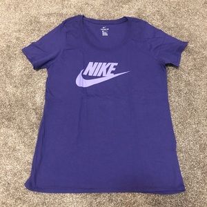 NIKE WOMEN's TSHIRT